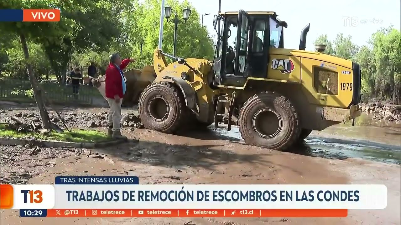 Trabajos de remoción de escombros en Las Condes tras intensas lluvias