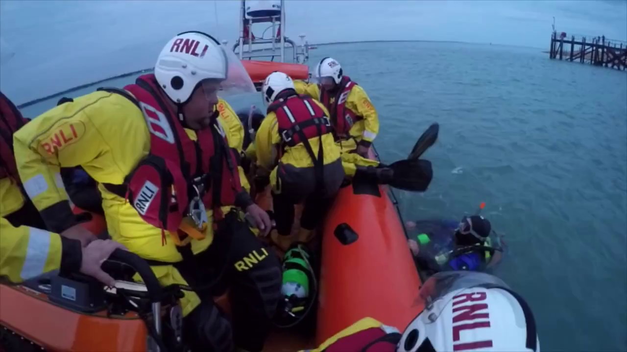 Diver Rescue Drills - Calshot Divers BSAC & Calshot RNLI