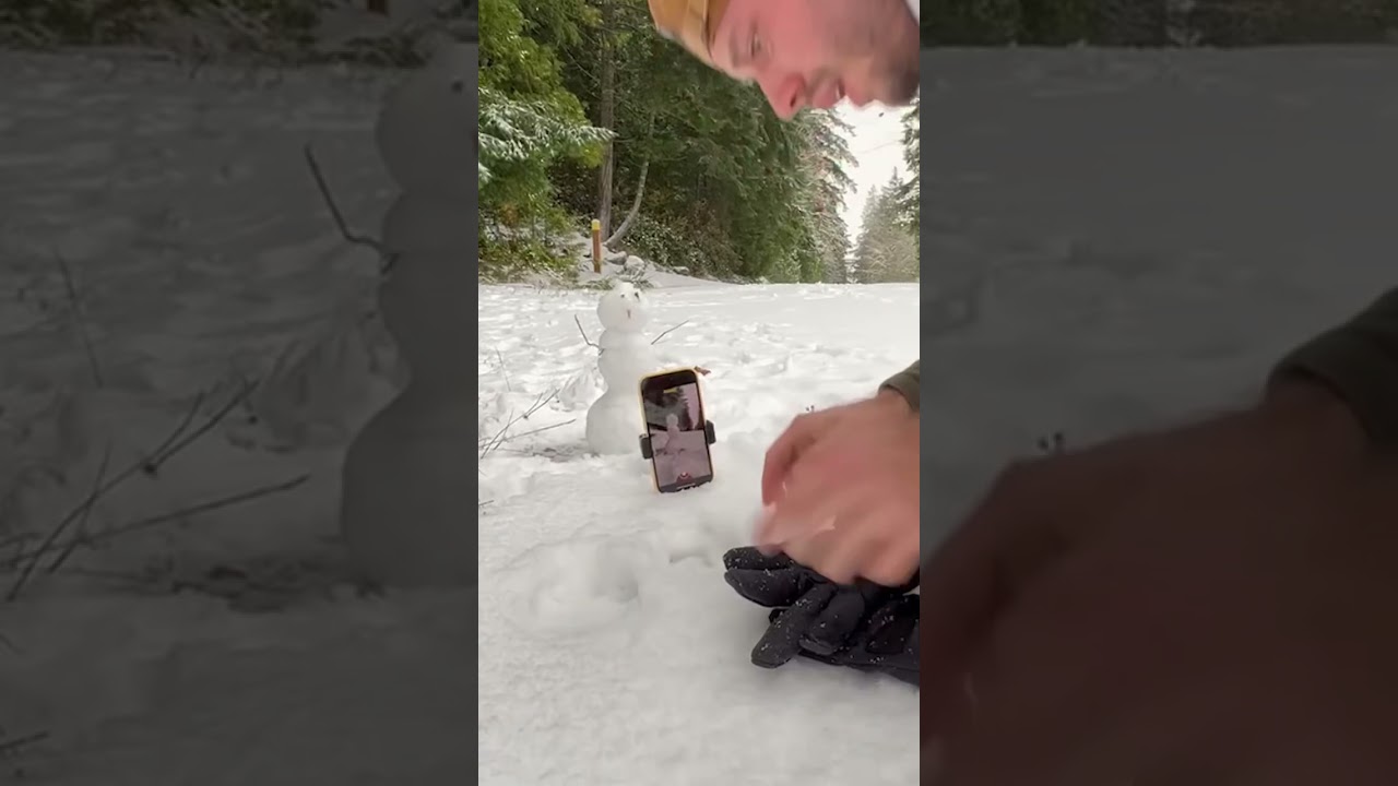 Fun creative mobile photo in the snow ⛄️📱❄️ #photoidea #mobilephotography