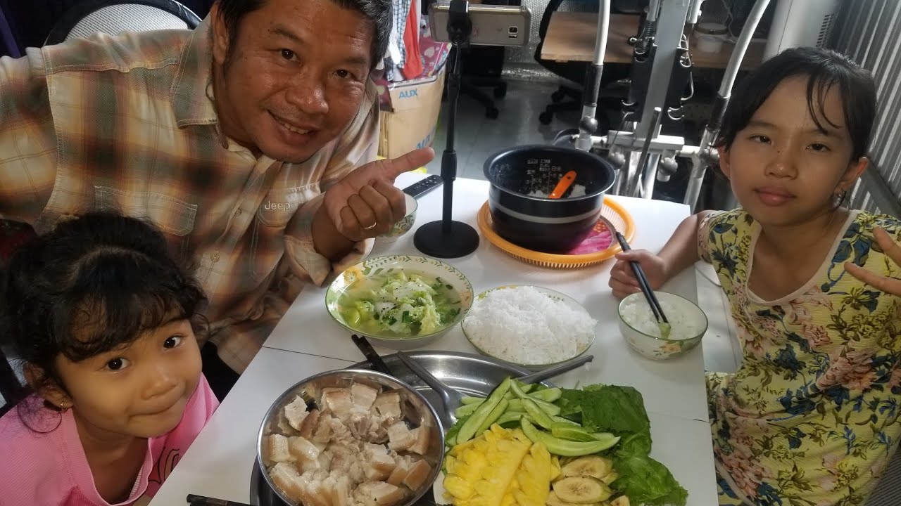 Live 3 vào bếp chuẩn bị cơm trưa cho cả nhà - Thịt luộc gói rau ăn với bún