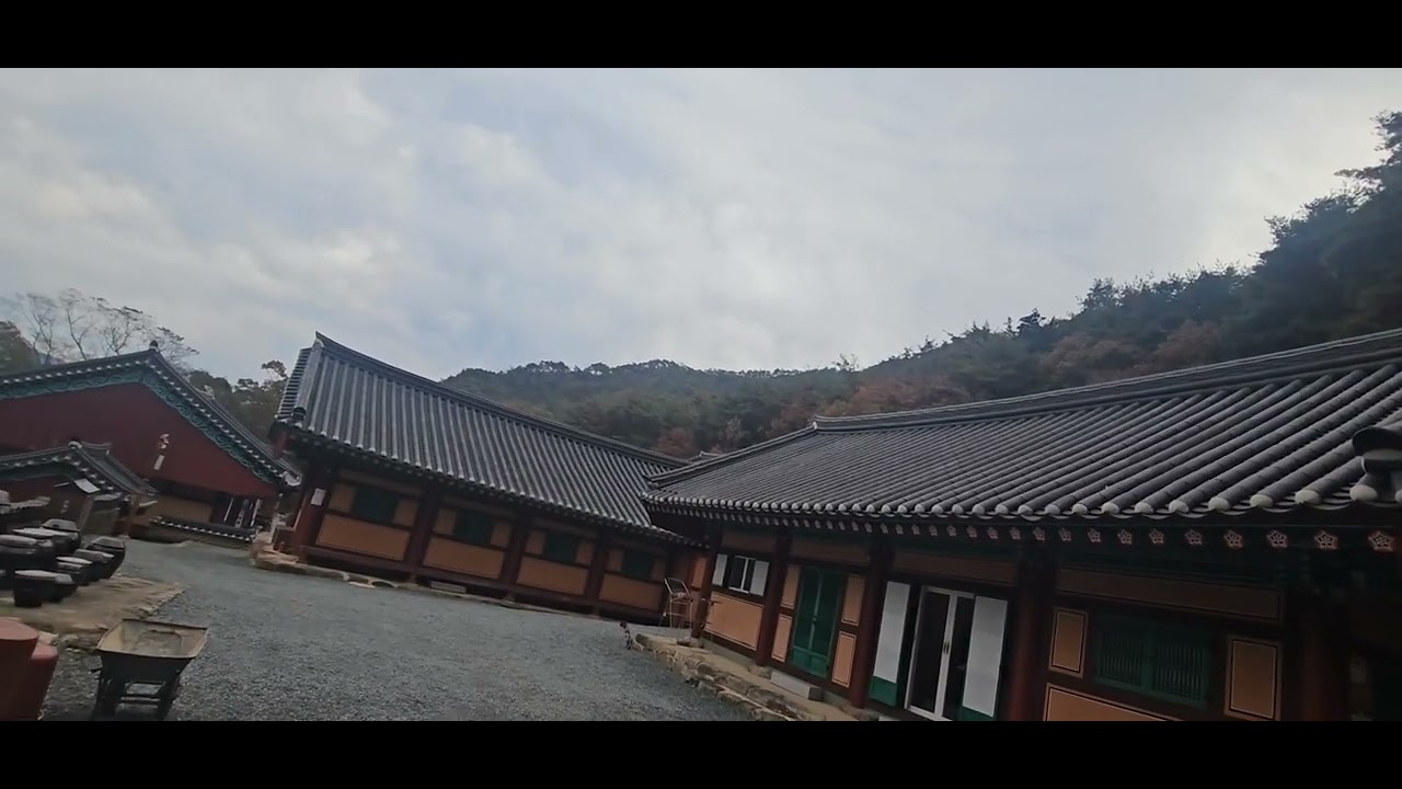 사찰에 울려 퍼지는 염불소리 외침에 목탁 두드리는 소리가 겹쳐져 번뇌를 깨운다.