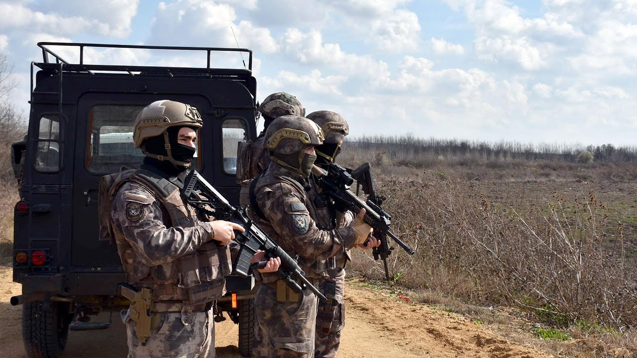 Özel harekat polisleri Yunanistan sınırında göreve başladı