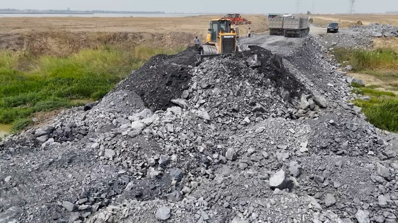 Innovative stone casting! Advanced operator and bulldozer push stone for land boundaries and constru