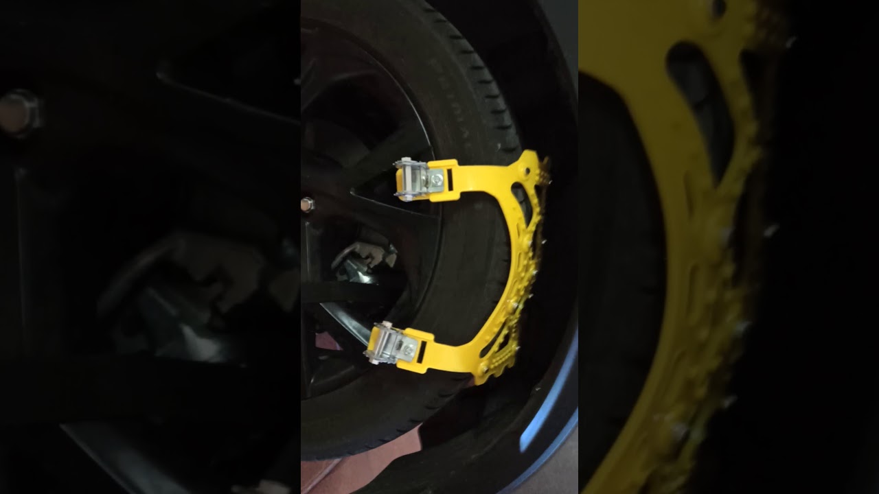 poner cadenas de plástico amarillas