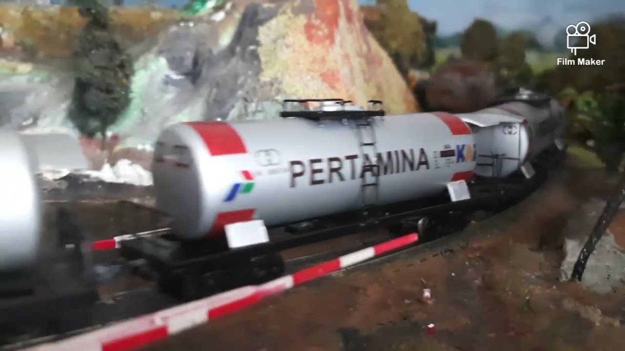 Persilangan kereta lokomotif cc206 tangki BBM dengan cc201 barang semen skala HO dcc Sound hari ini