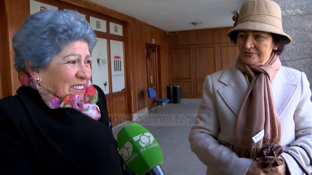 Homazhe p&euml;r Nexhmije Pagarush&euml;n/ Ceremonia e fundit t&euml; diel&euml;n vet&euml;m me pranin&euml; e familjar&euml;ve