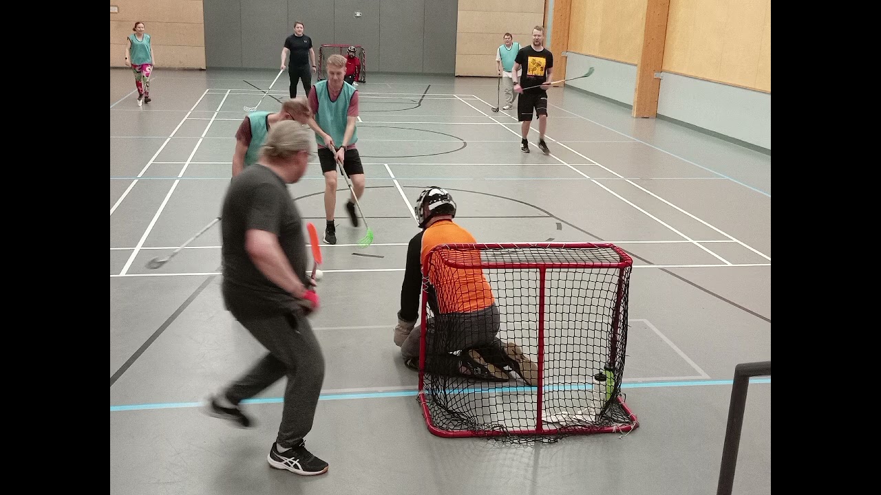 Tänään pelattiin sählyä 7