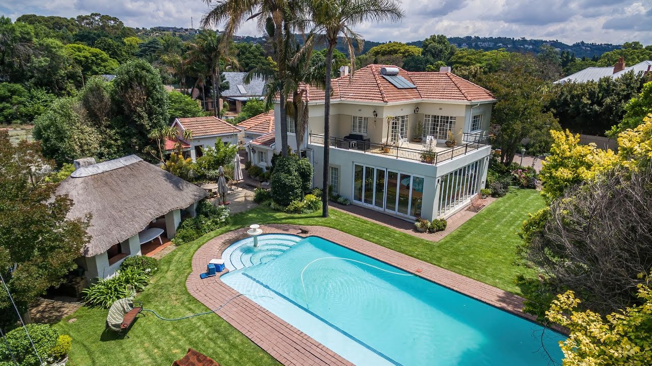 LUXURY FAMILY LIVING ON A GRAND SCALE IN THE HEART OF LINKSFIELD NORTH