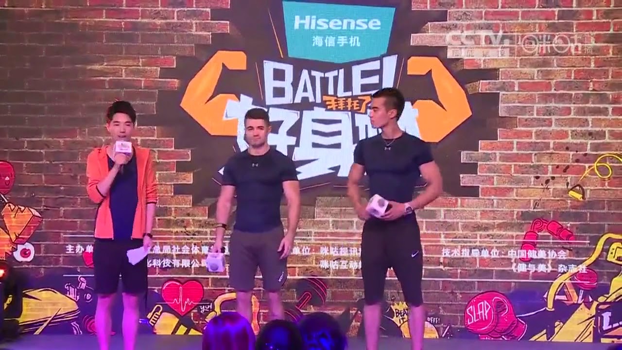 【Battle!好身材】好养眼！混血帅哥秀腹肌惹妹子尖叫