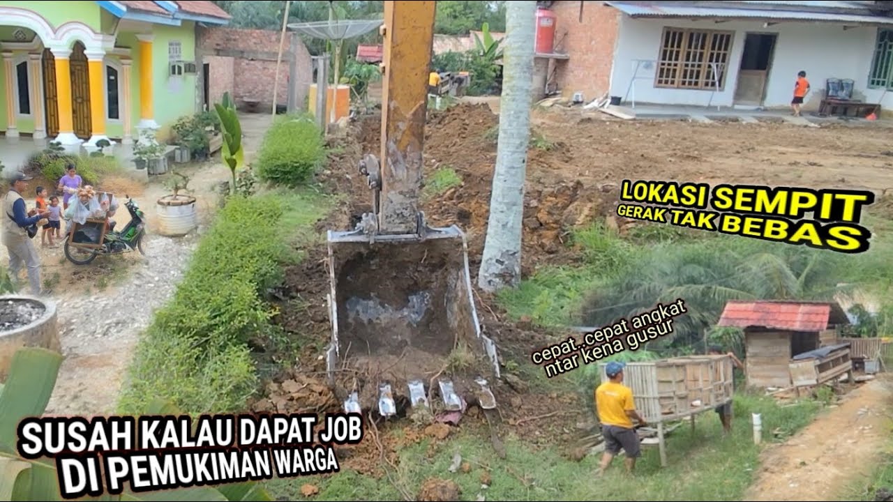 Tanah depan rumah penyewa excavator minta di kikis tipis tipis dan buat parit siring