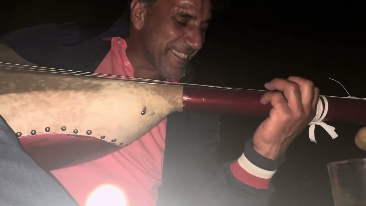 عبدالرحمان الگادي في أحد أغانيه الجميلة مع رفيقة دربه فاطمة تالگاديت