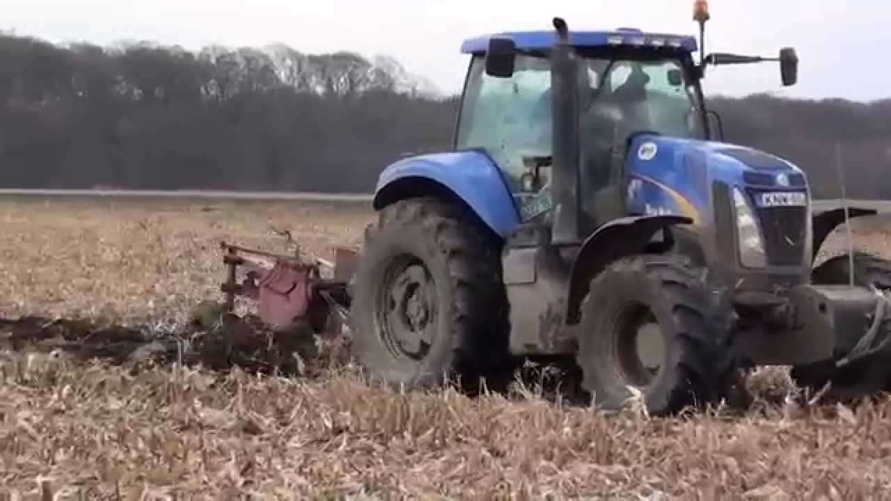 New Holland 8030 Kühne IH 10-735 változtatható fogásszélességű ekével Uraiújfalu határában.