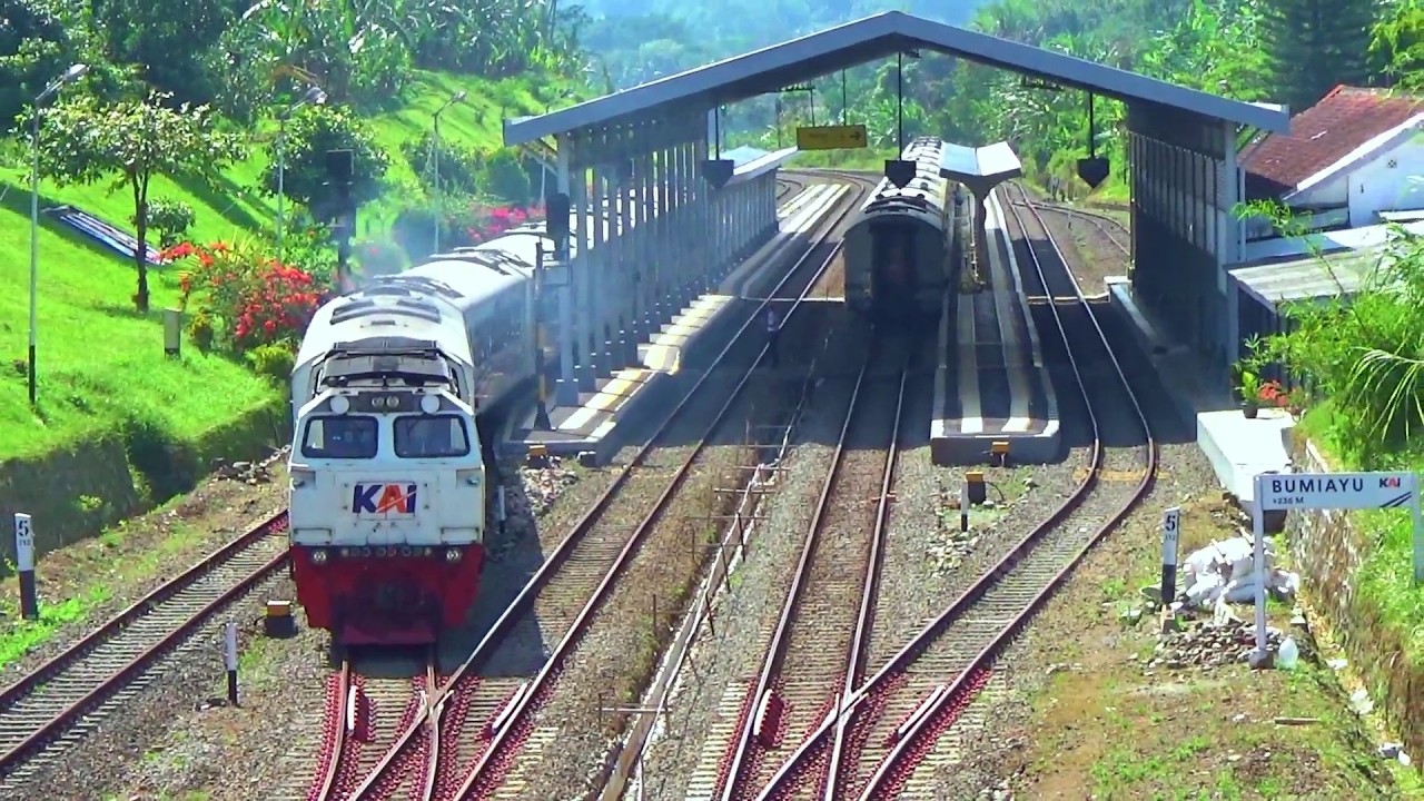 SUARA LOKOMOTIF KERETA API SAAT BERANGKAT DARI STASIUN BUMIAYU