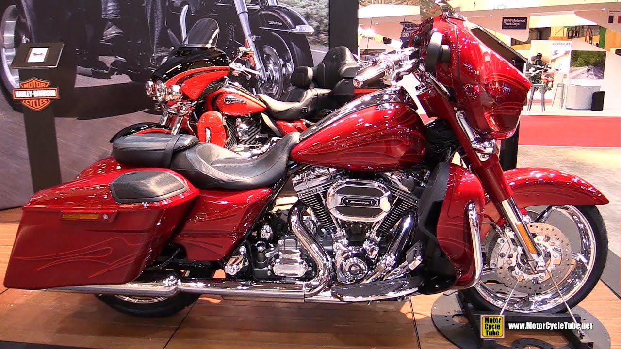 2016 Harley Davidson CVO Street Glide - Walkaround - 2015 Salon de la Moto Paris