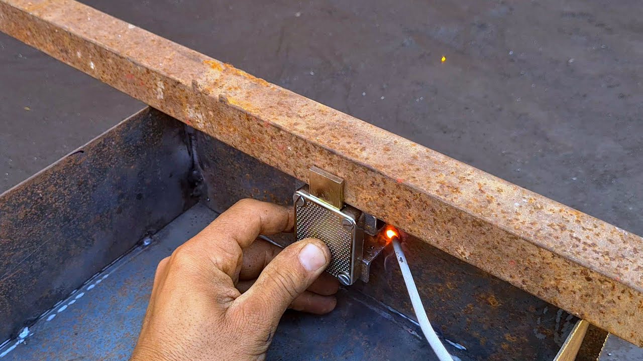 كيفية صنع درج مخفي في طاولة حديدية | كيفية تركيب درج سكة حديد | درج مجر معدني @فن اللحام welding