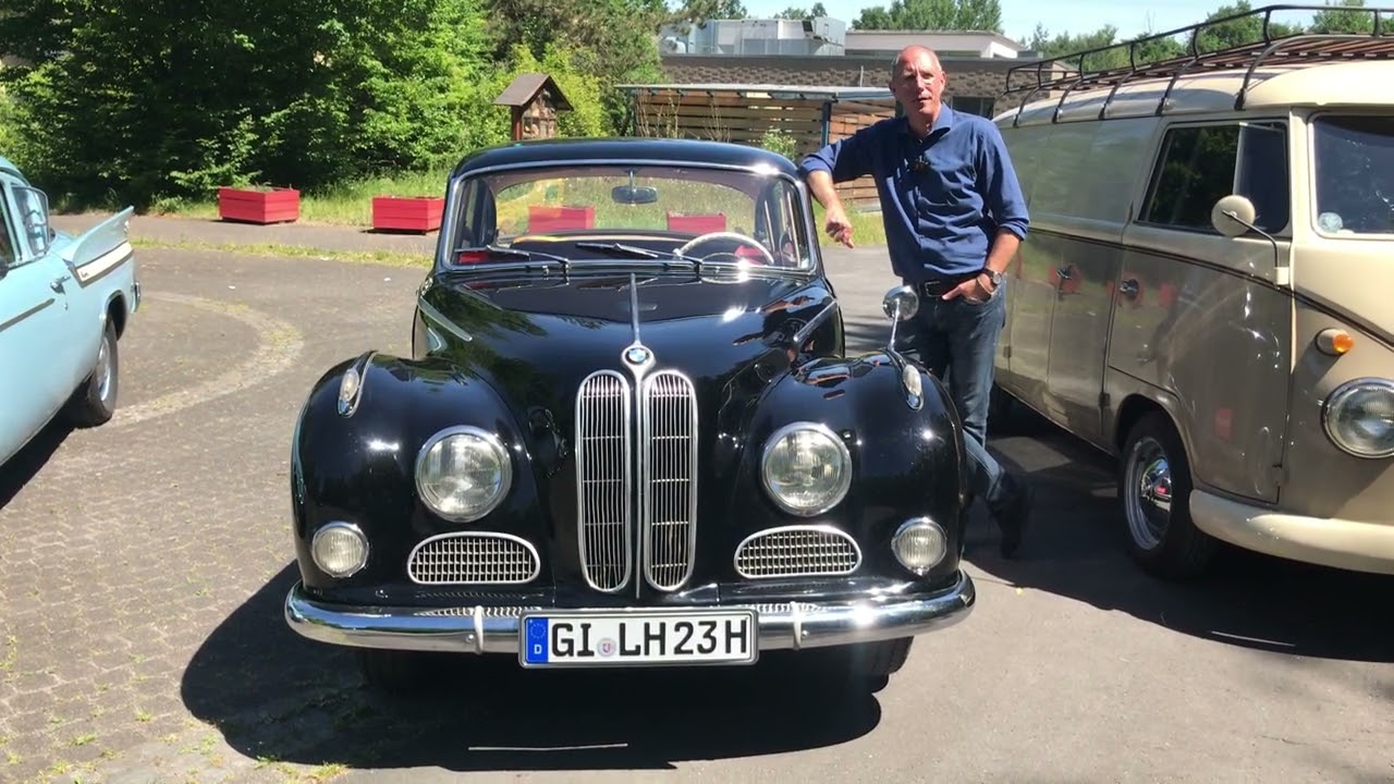 Thomas Ranft pr&auml;sentiert unseren Hauptgewinn, den BMW 502 Bj. 1957.