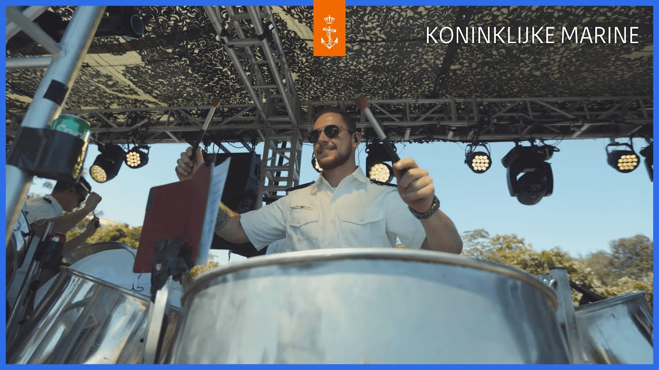 Steelband Korps Mariniers tijdens carnaval op Curaçao 🇨🇼 | Koninklijke Marine