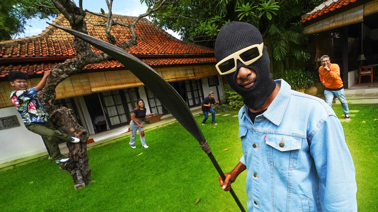 SEMBUNYI-SEMBUNYIAN DI RUMAH BANDIT!!