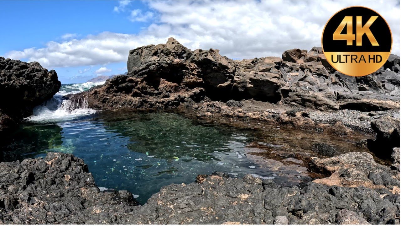 Jacuzzi natural en las rocas con sonido de mar.