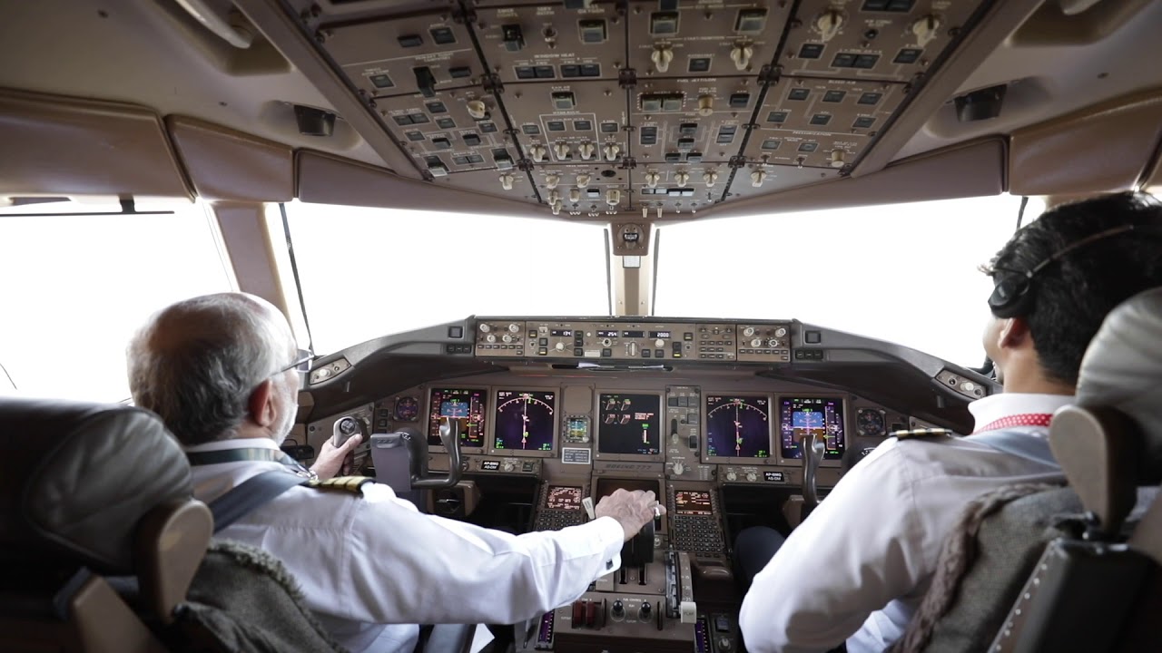 Live from the cockpit of PIA flight PK 897 Boeing 777-200 LR landing at Karachi Airport