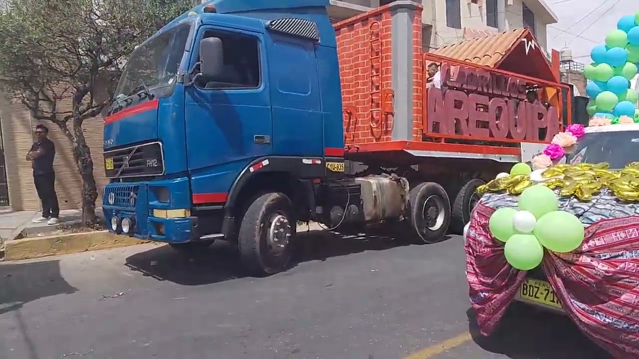 Posicionamiento de los carros alegóricos, corso de Mariano Melgar 2025