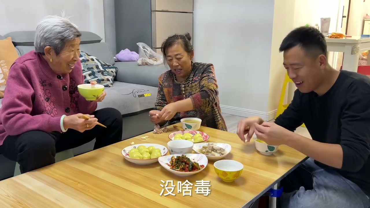 东北气温大降20度，二条送妹妹上学，回家后老妈已蒸好特色美食！