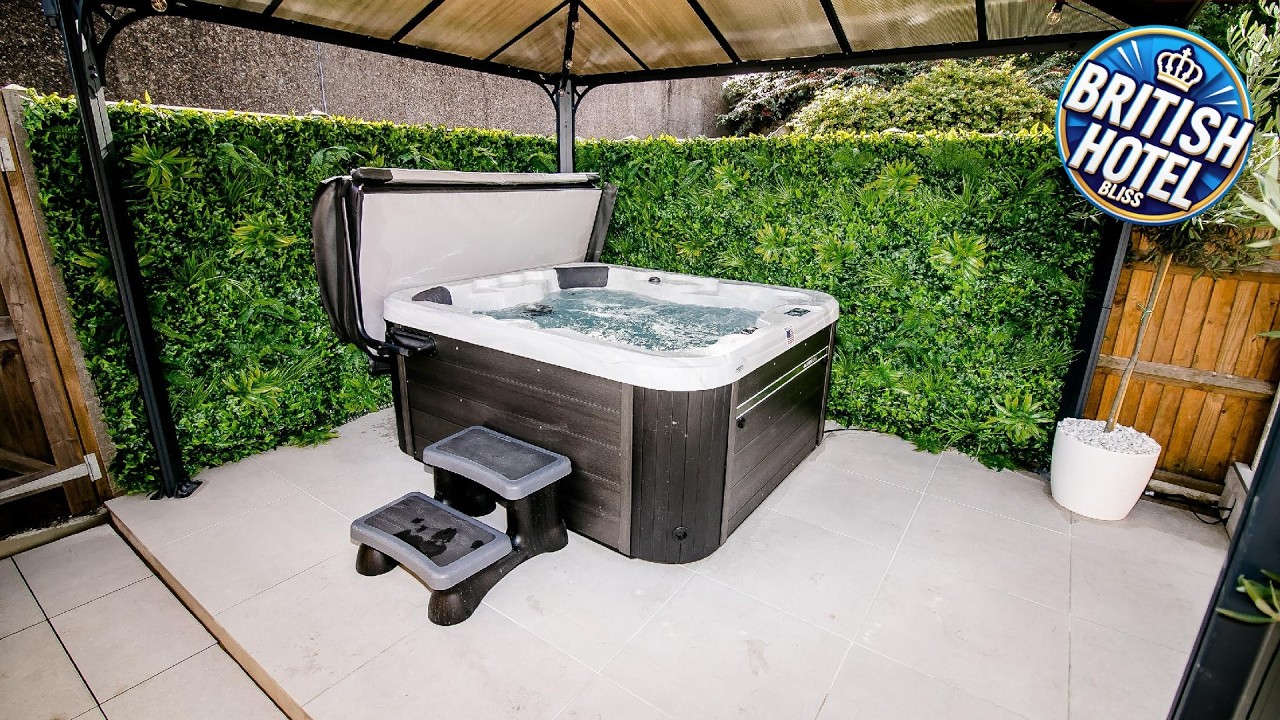 Beautiful City-Centre Townhouse with Hot Tub | Norwich, United Kingdom | Hotel Review 🏨