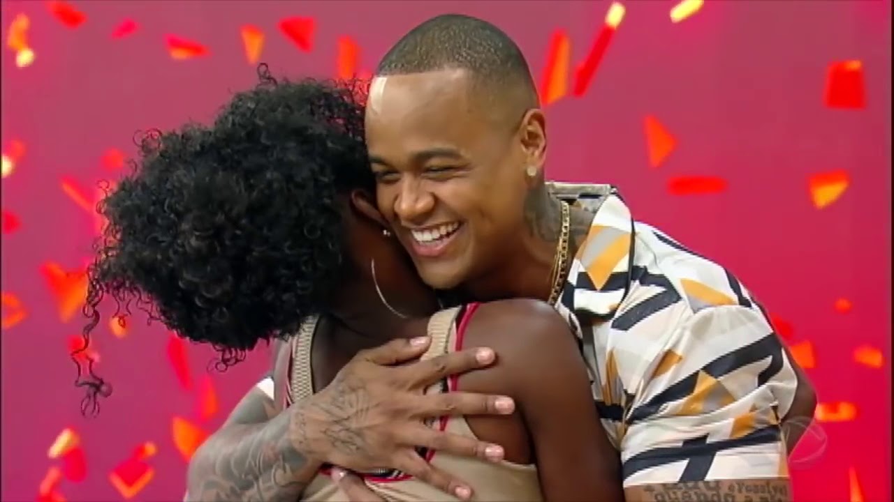 Leo Santana faz surpresa para modelo que já foi pedreira