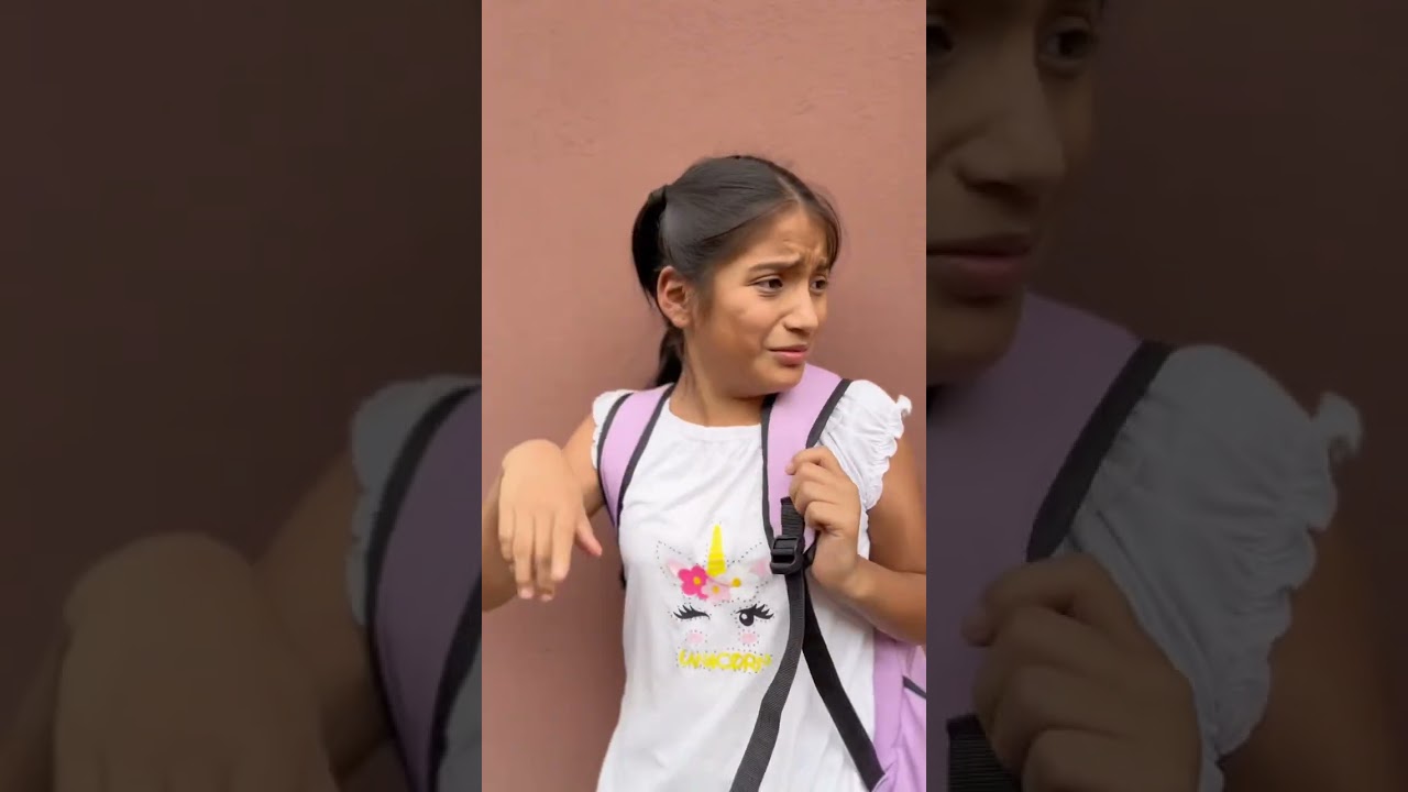 Daniela quiere ir a la piscina y mira lo que hace