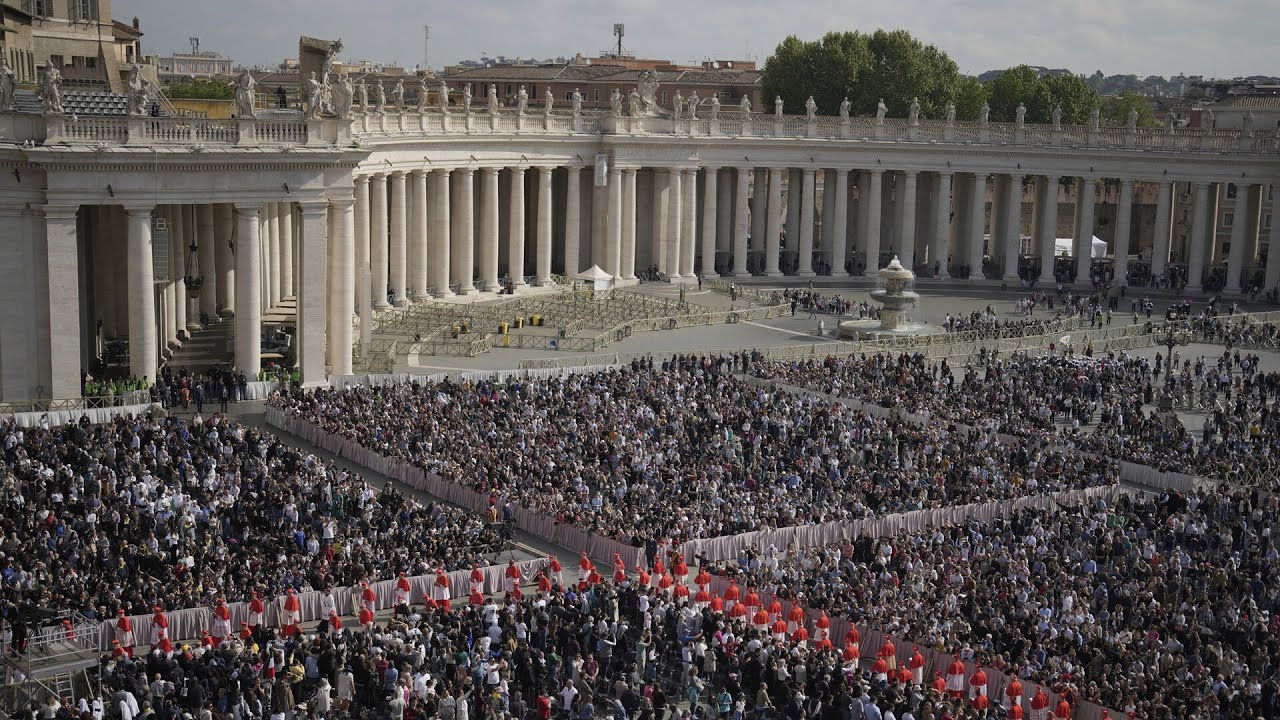Thousands line up to mourn Pope Francis