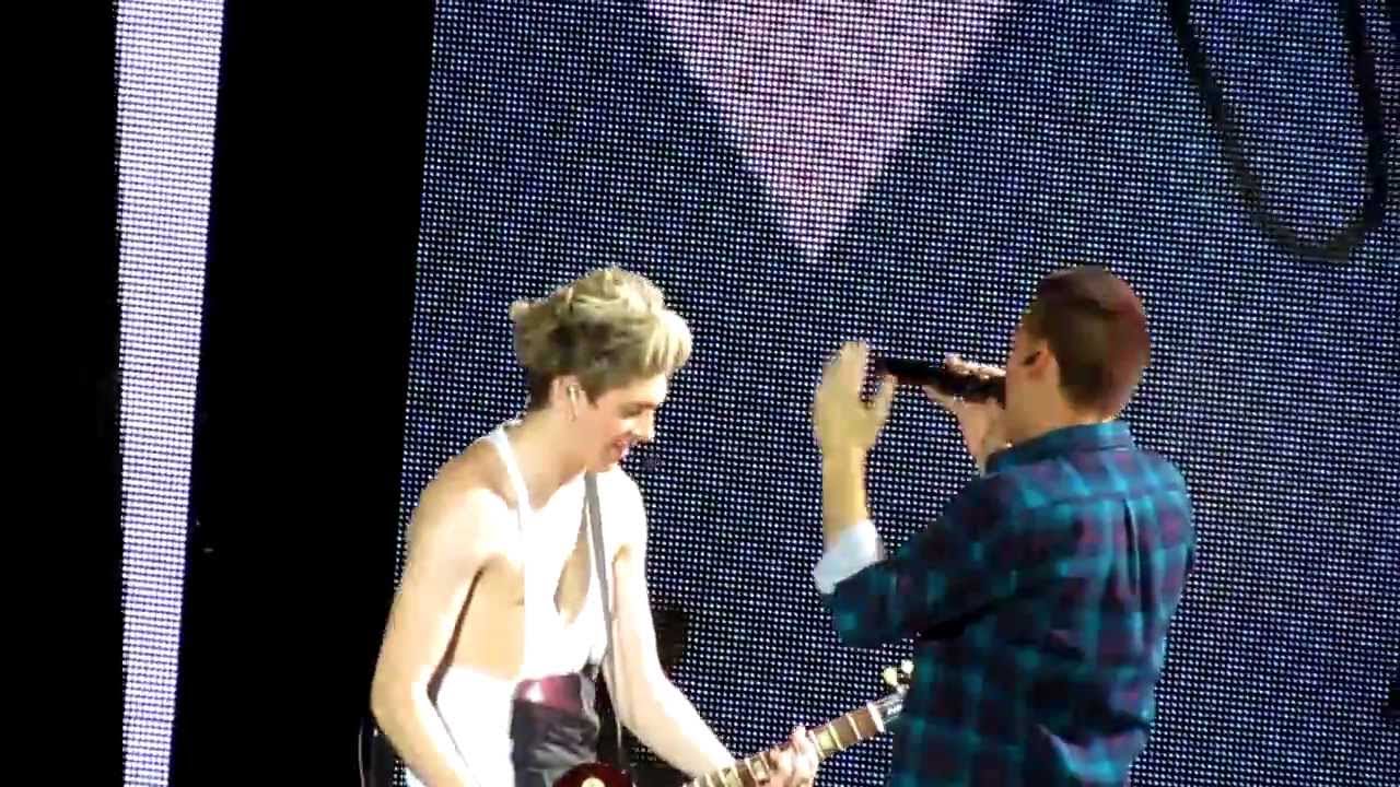One Direction - Teenage Dirtbag (Live)