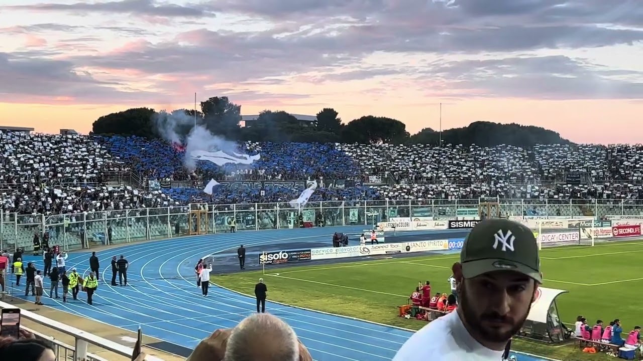 I tifosi del Pescara Calcio cantano “Gente di Mare” (Stadio Adriatico)