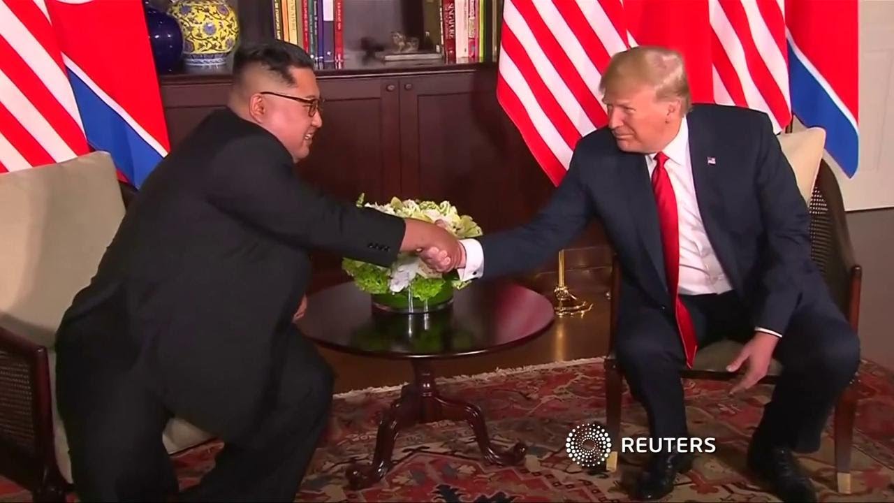 Singapore, storica stretta di mano tra Kim Jong-un e Trump: 