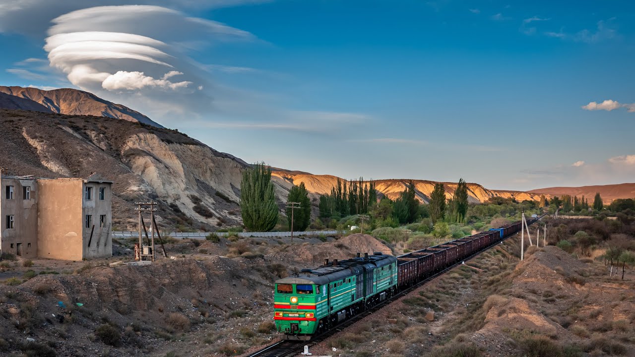 Diesel locomotive 2TE10V-4672 with a freight train passes through the Boom Gorge.
