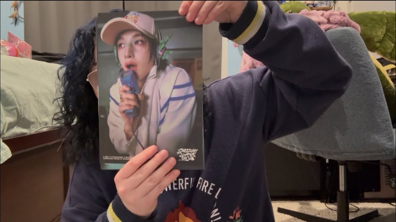 Unboxing Straykids 2026 season greetings! 