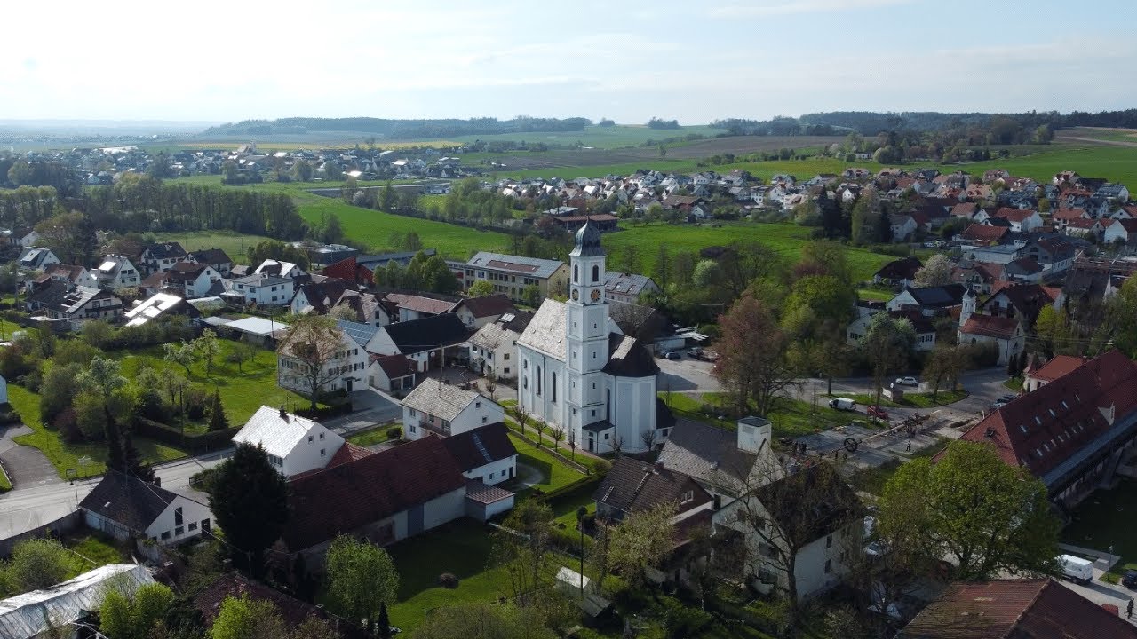 Aufbau des Maibaums in Affing &ndash; Bayern | Ein fesselnder R&uuml;ckblick