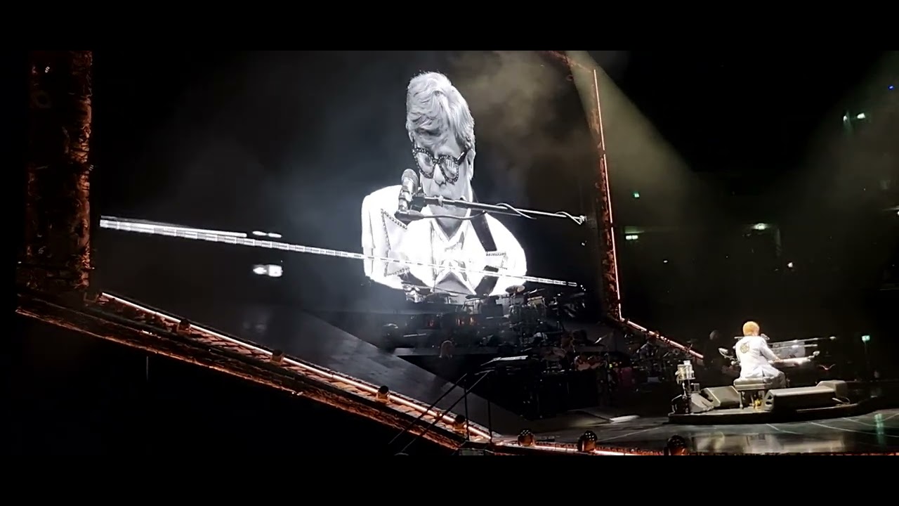 Elton John - Band + Don't let the sun go down on me - Mercedes-Benz-Arena Berlin 8.5.23 / 23/5/8 -