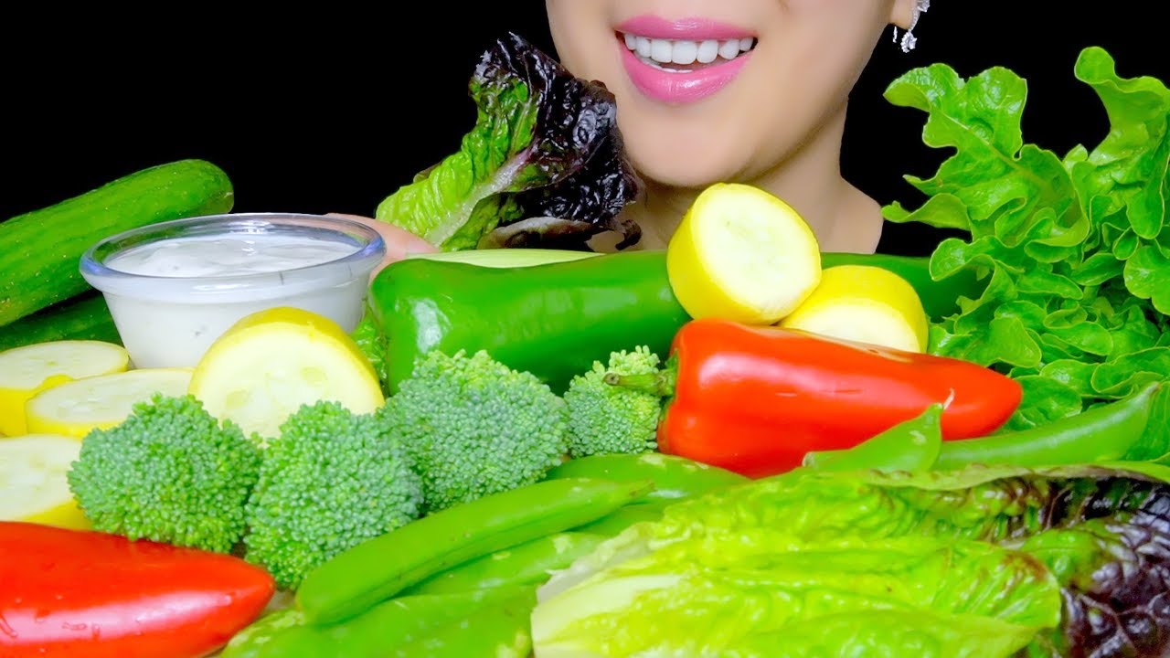 HEALTHY EATING ASMR: RAW VEGGIES PLATTER (CELERY, BROCCOLI, PEPPERS, LETTUCE) | TracyN ASMR