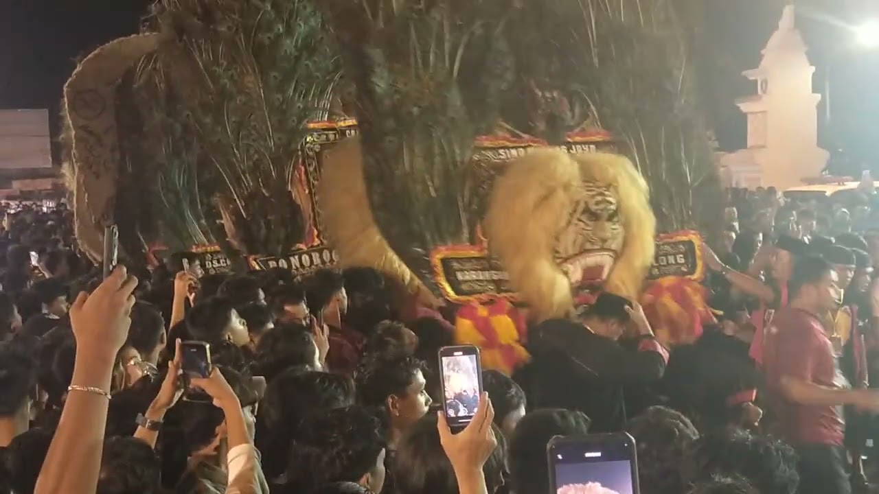 Luar biasa spektakuler puluhan pembarong Reog Ponorogo bikin horeg #barongan #reogponorogo