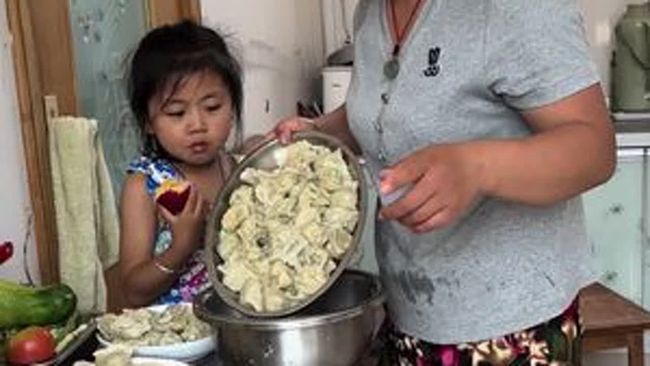 第一次包黄瓜素馅饺子，万万没想到他们也仨竟然一个表情， ##我的乡村生活