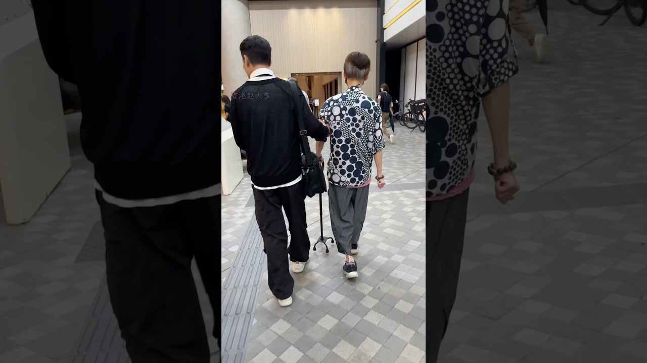 #张达明 通过积极治疗逐渐恢复了健康。曾经的他是真正的开心果，说话风趣，形象亲民。如今镜头下的他显得那么无力，让人唏嘘感慨。