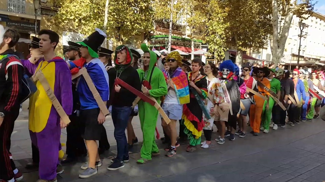 Quand les Gadzarts défilent dans les rues d'Aix-en-Provence.