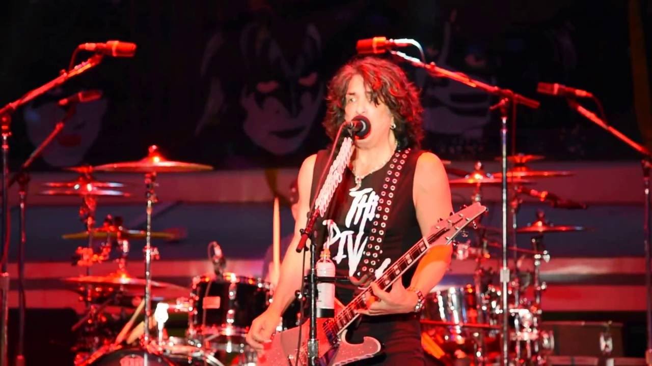Kiss Kruise VI – Outdoor Show, part 1 of 11:  I Stole Your Love