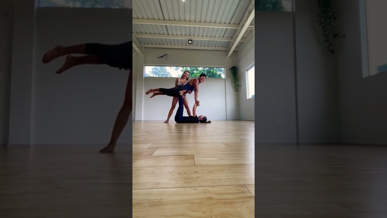 Primer d&iacute;a de AcroYoga levantando chico de 80 kg #acroyoga