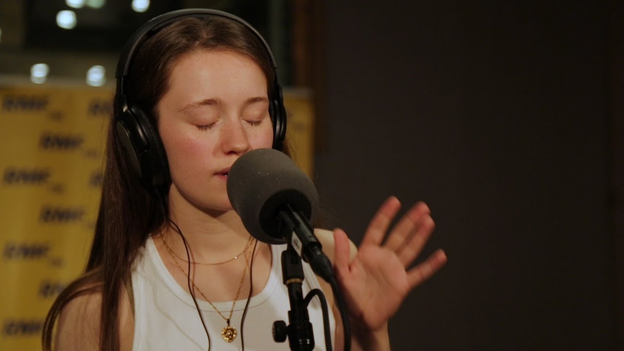Sigrid - Sucker Punch (Poplista Plus Live Sessions)