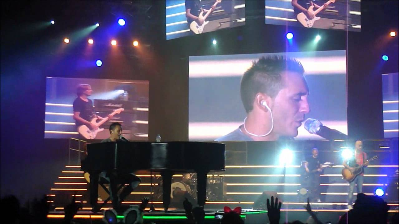 Modà - Favola - Live - 105 Stadium Genova 12 10 2011.wmv