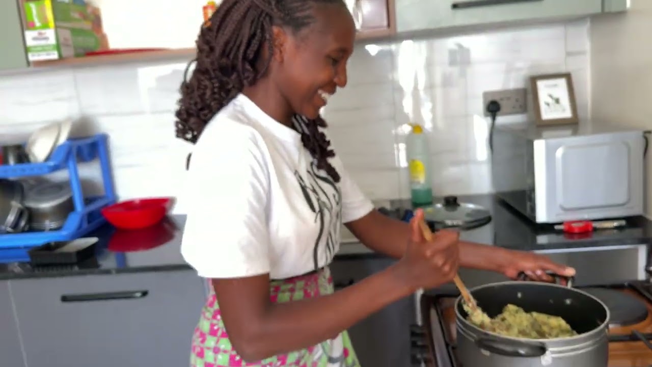 MY COUSIN FROM THE VILLAGE DECIDED TO PREPARE ME A TRADITIONAL MEAL 