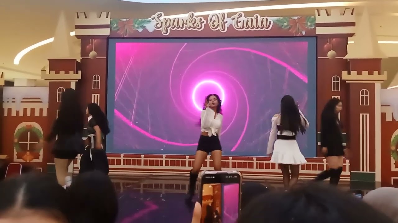 Acara k.pop hallyu power dance korea di center atrium gaia bumi raya city mall 