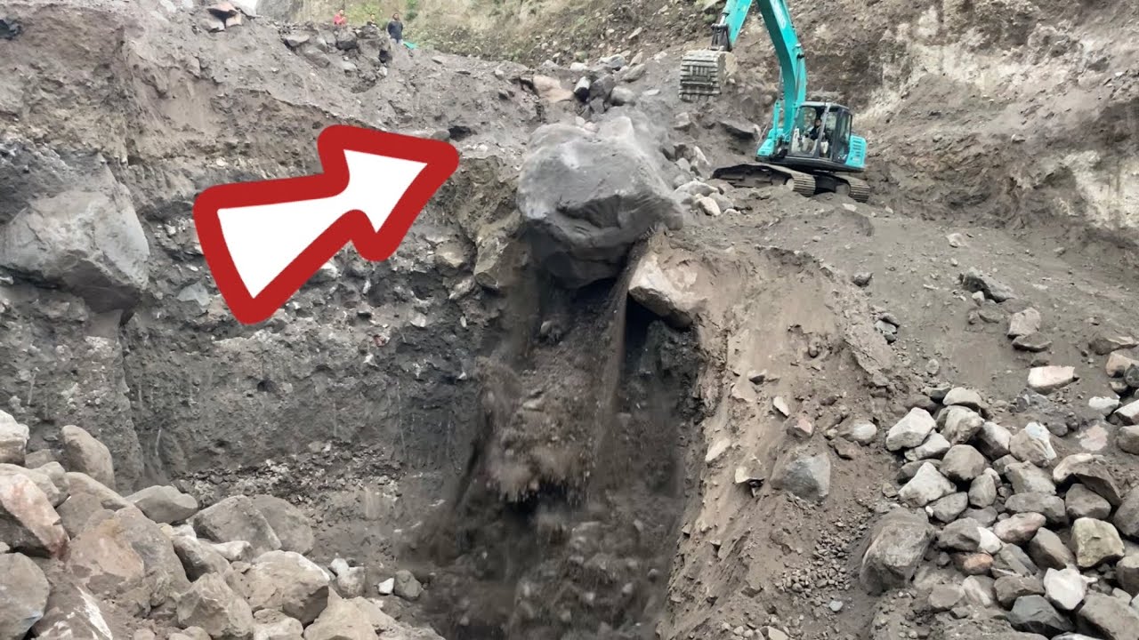 Sand mining|| Kobelco excavator unloads large stones in sand quarry