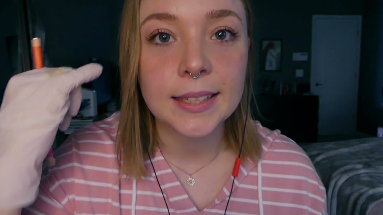 Asmr Girlfriend cleans your ears 😘